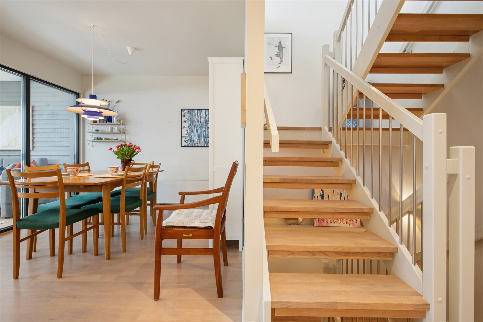 Fra kjøkkenet har man trapp opp til en herlig toppetasje. Galleribilde