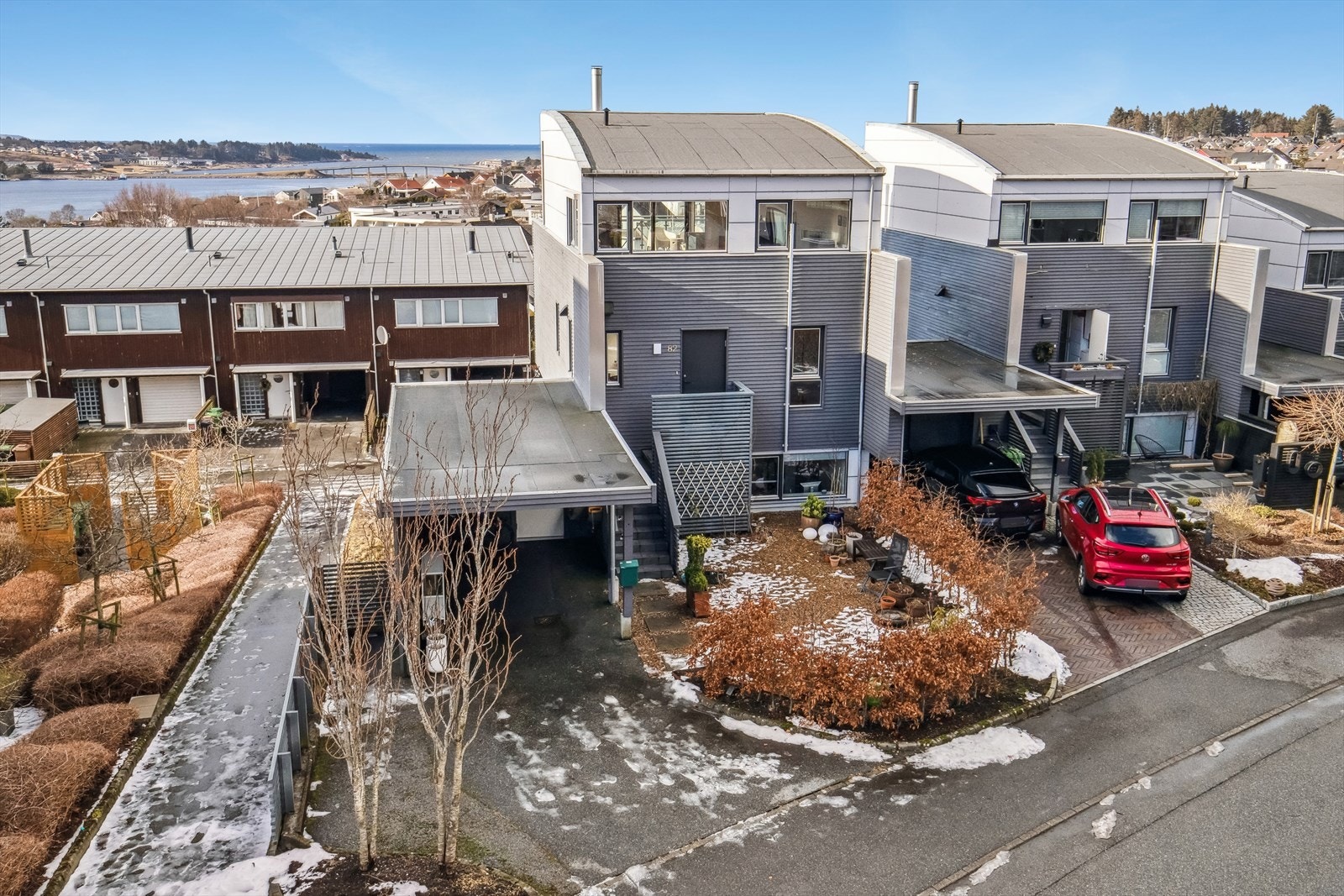 Boligen har carport m/elbil-lader og god plass til parkering på tomt. Galleribilde