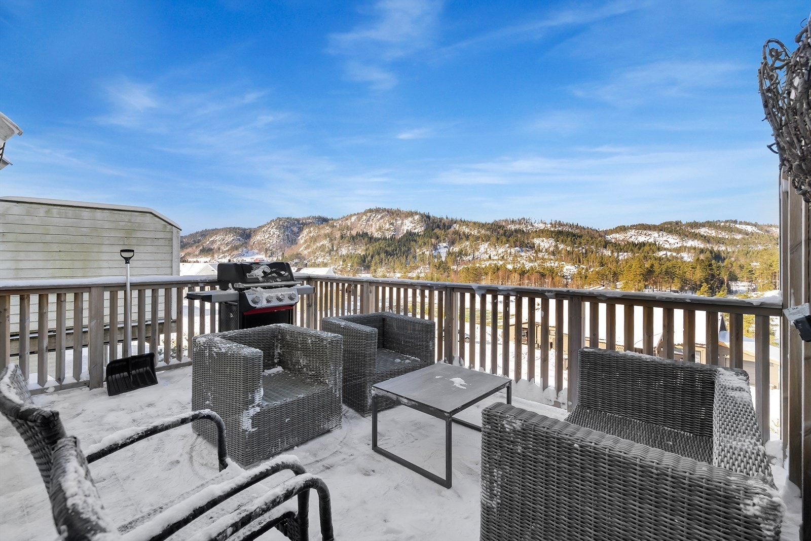 Solrik terrasse med utsikt. Galleribilde