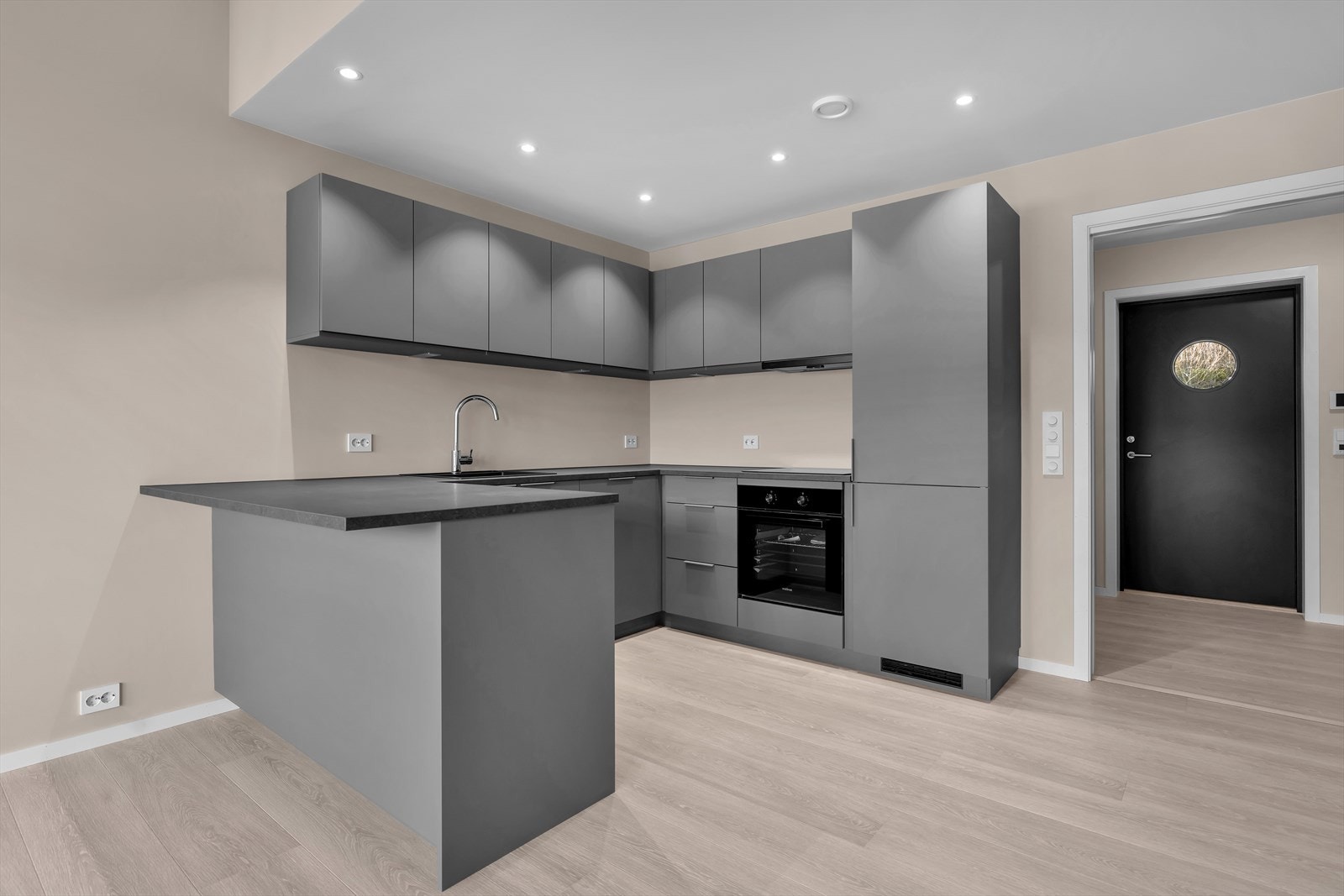 Flott og stilrent kjøkken fra Kvik kjøkken. Bildene er tatt fra en tilsvarende bolig, og avvik kan forekomme Galleribilde