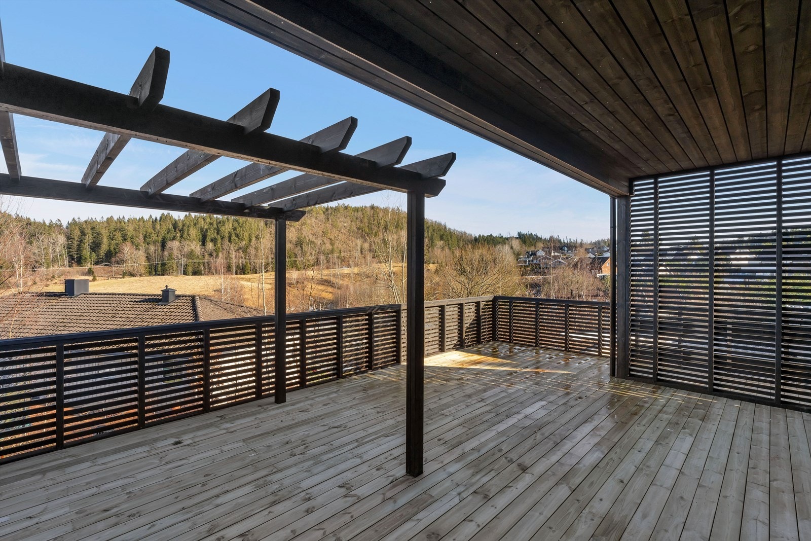 Stor terrasse - her kan man enkelt innrede etter eget ønske Galleribilde