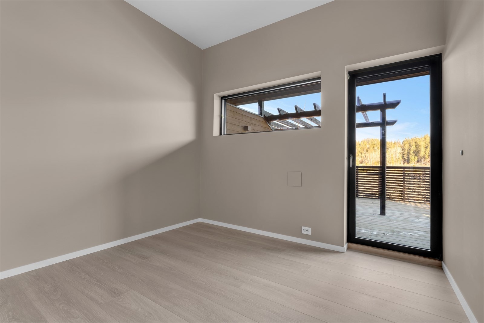 Soverom 1 Romslig soverom med plass til dobbeltseng og annet ønskelig møblement. Egen utgang til terrasse Galleribilde