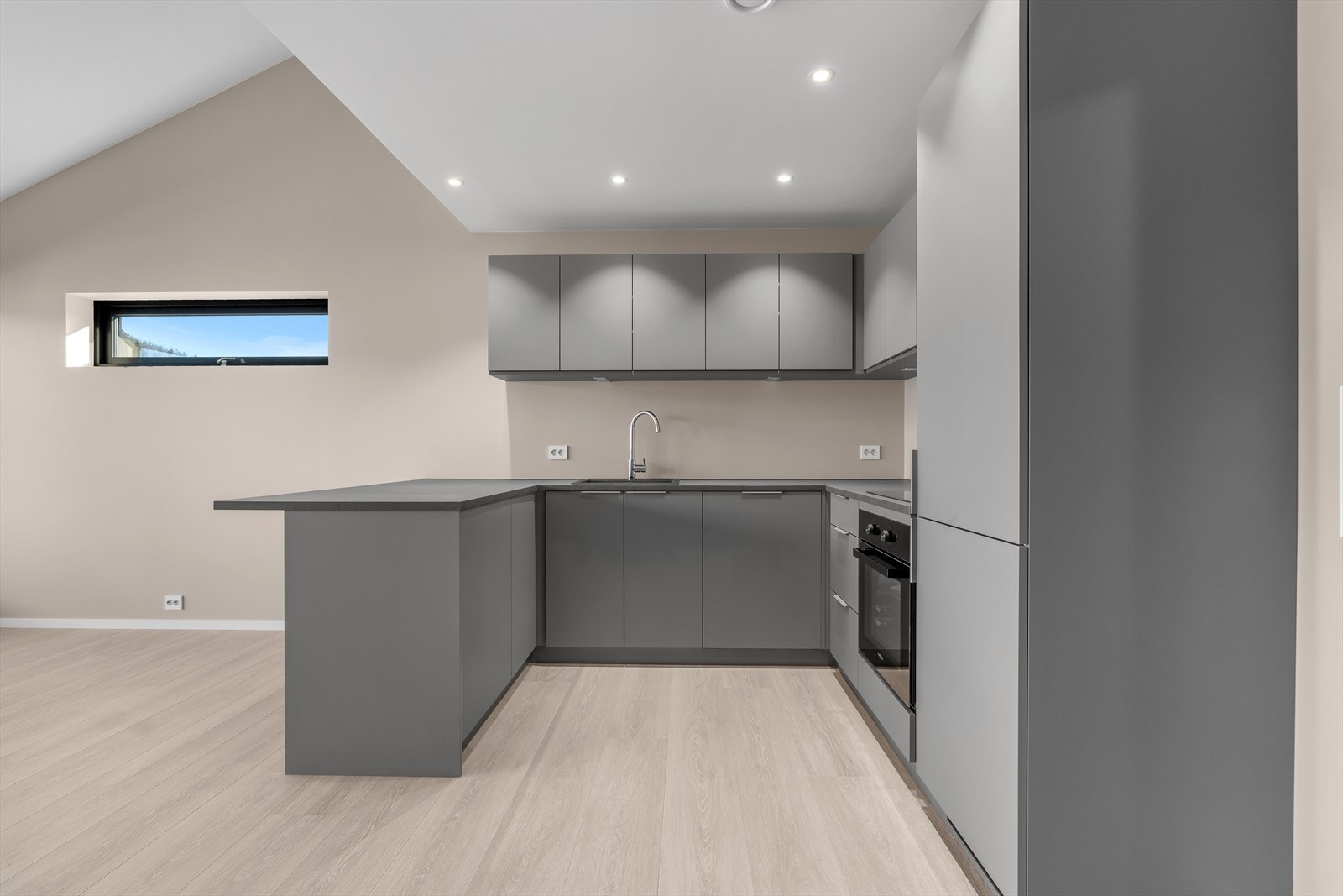 Moderne kjøkken med fine detaljer. Gode muligheter for oppbevaring i skuffer og skap Galleribilde