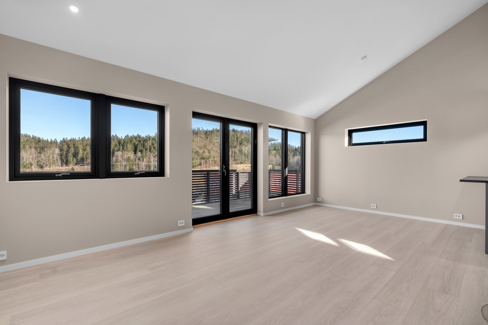 Fra stuekjøkken har man utang til romslig balkong Galleribilde