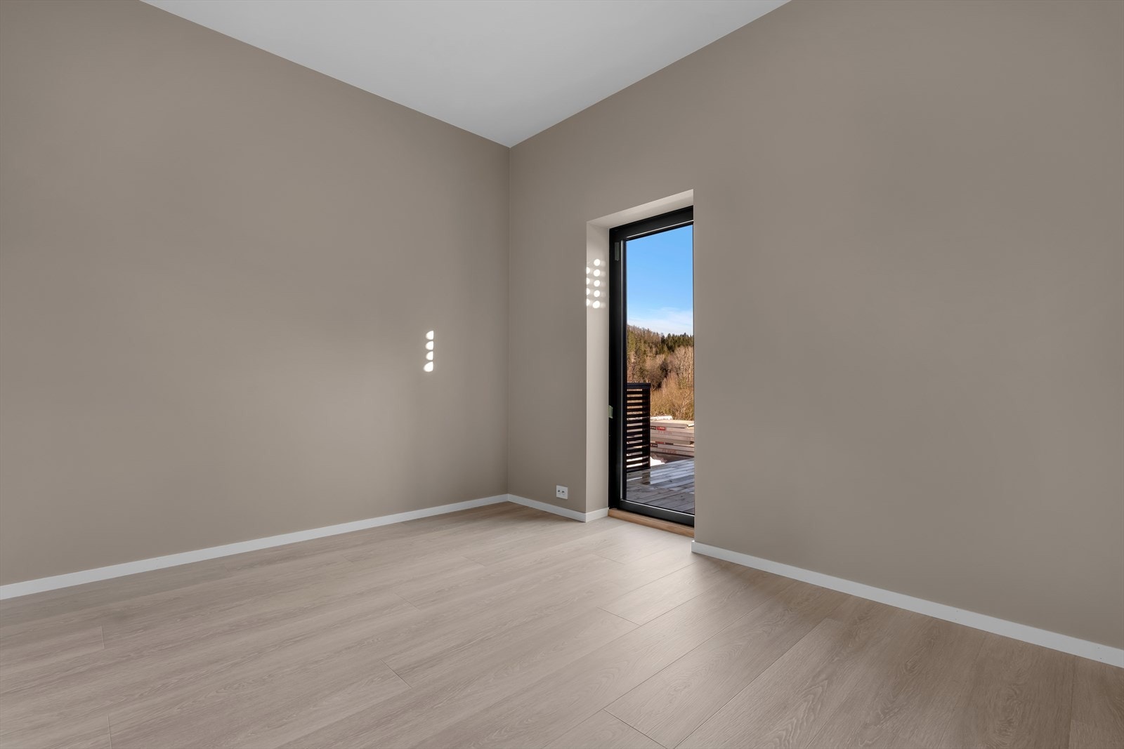 Fra soverommet har man egen utgang til terrasse Galleribilde