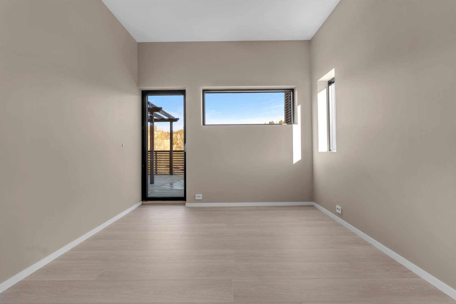 Soverom 2 Soverommet er av god størrelse med plass til dobbeltseng. Egen utgang til terrasse Galleribilde