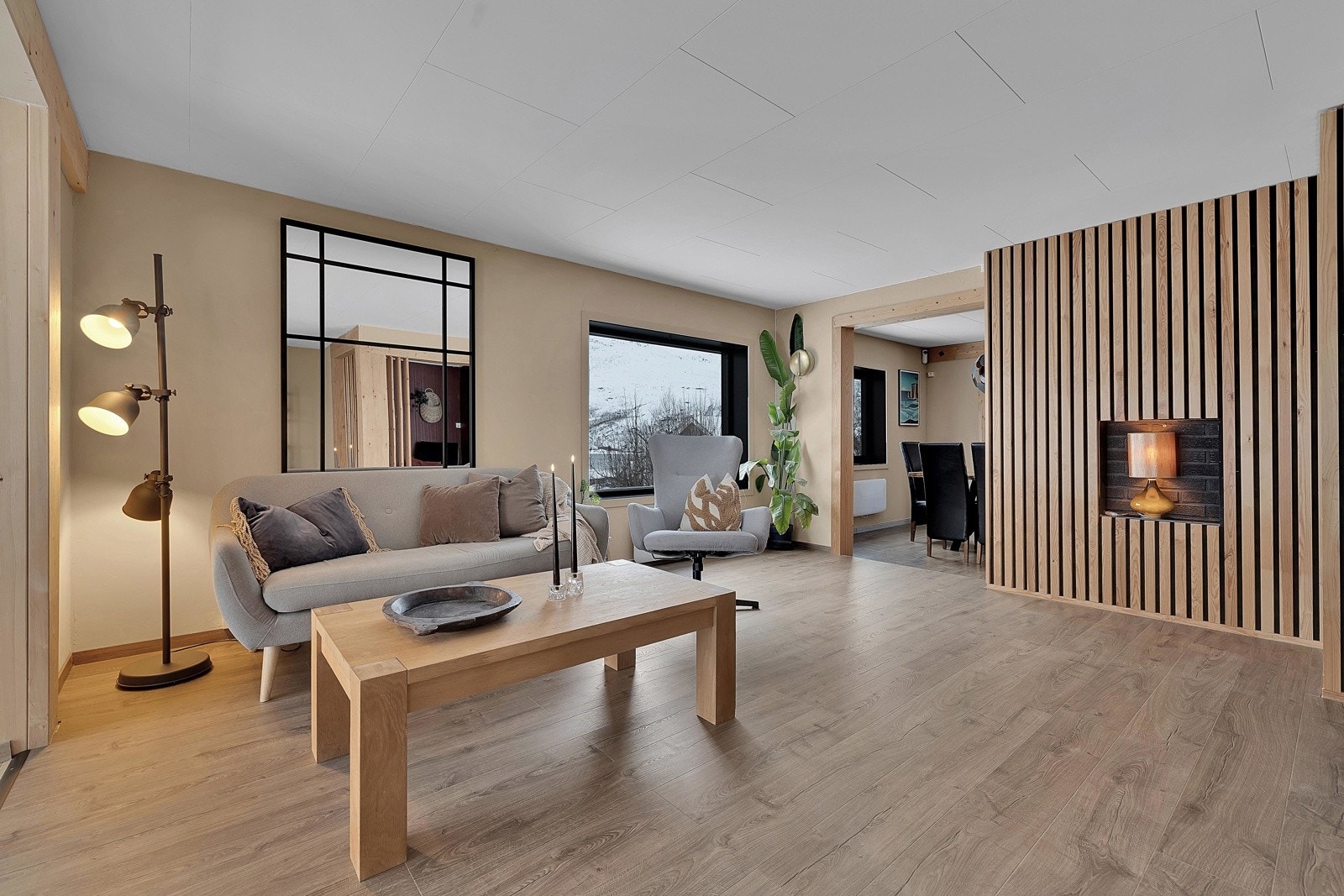 Søpilevegg og store vindusflater. Galleribilde