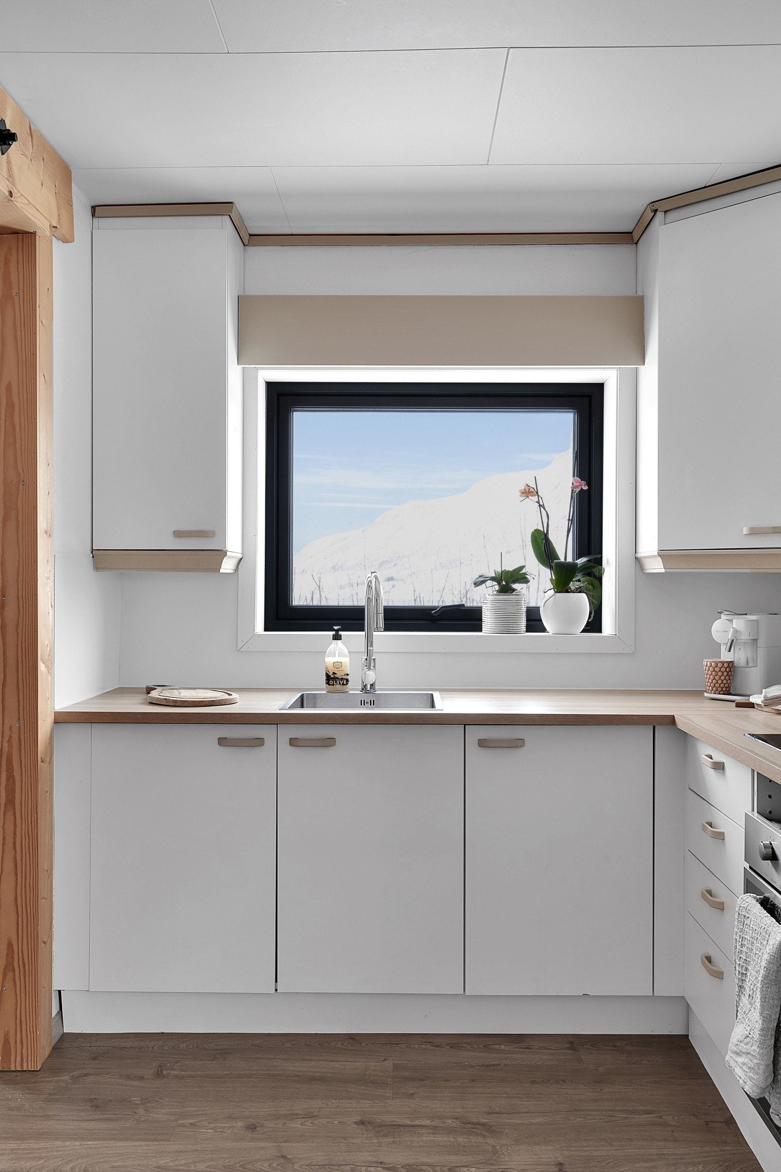 Det er til og med utsiktsvindu fra kjøkkenet. Galleribilde