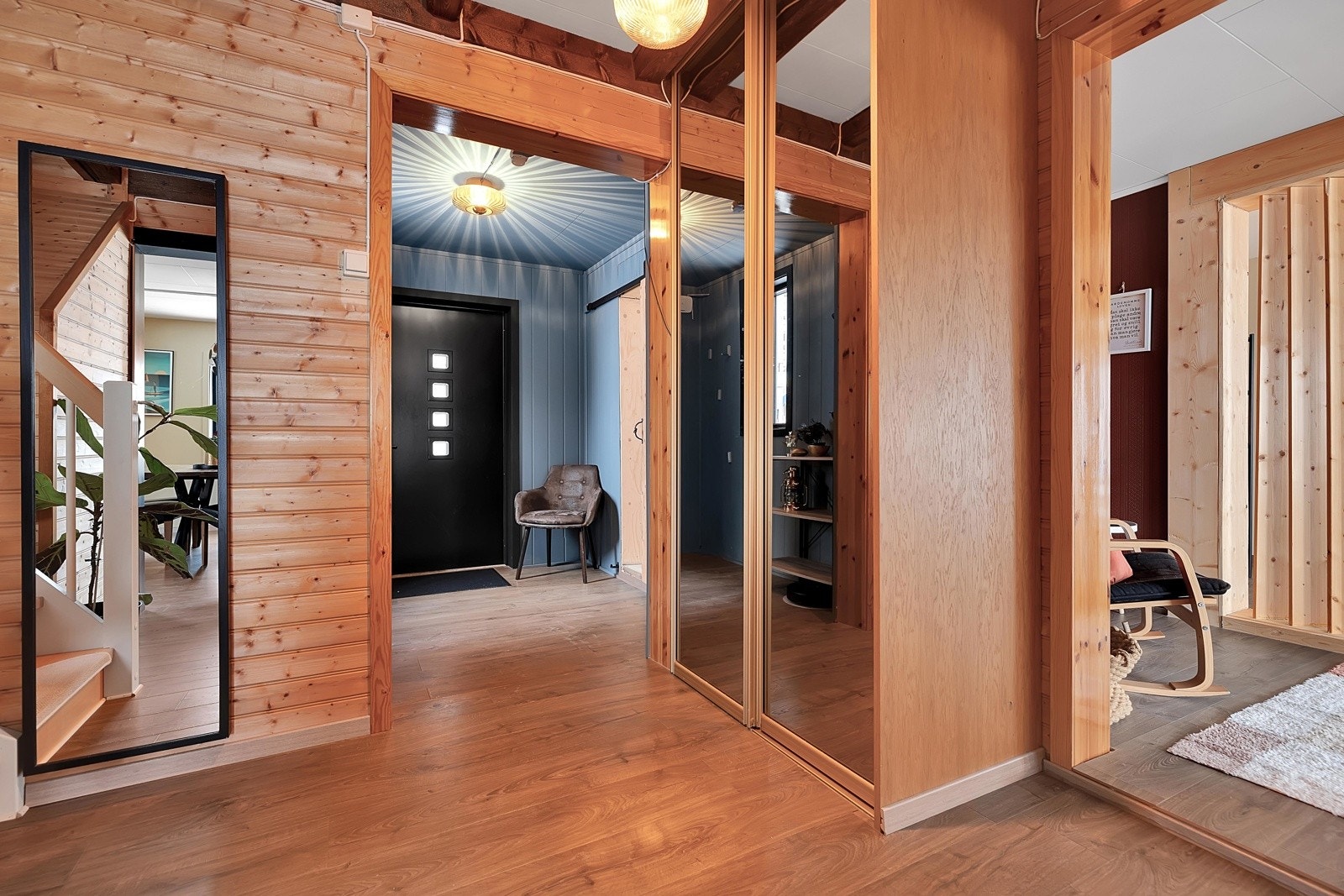 Romslig hall og inngangsparti. Galleribilde