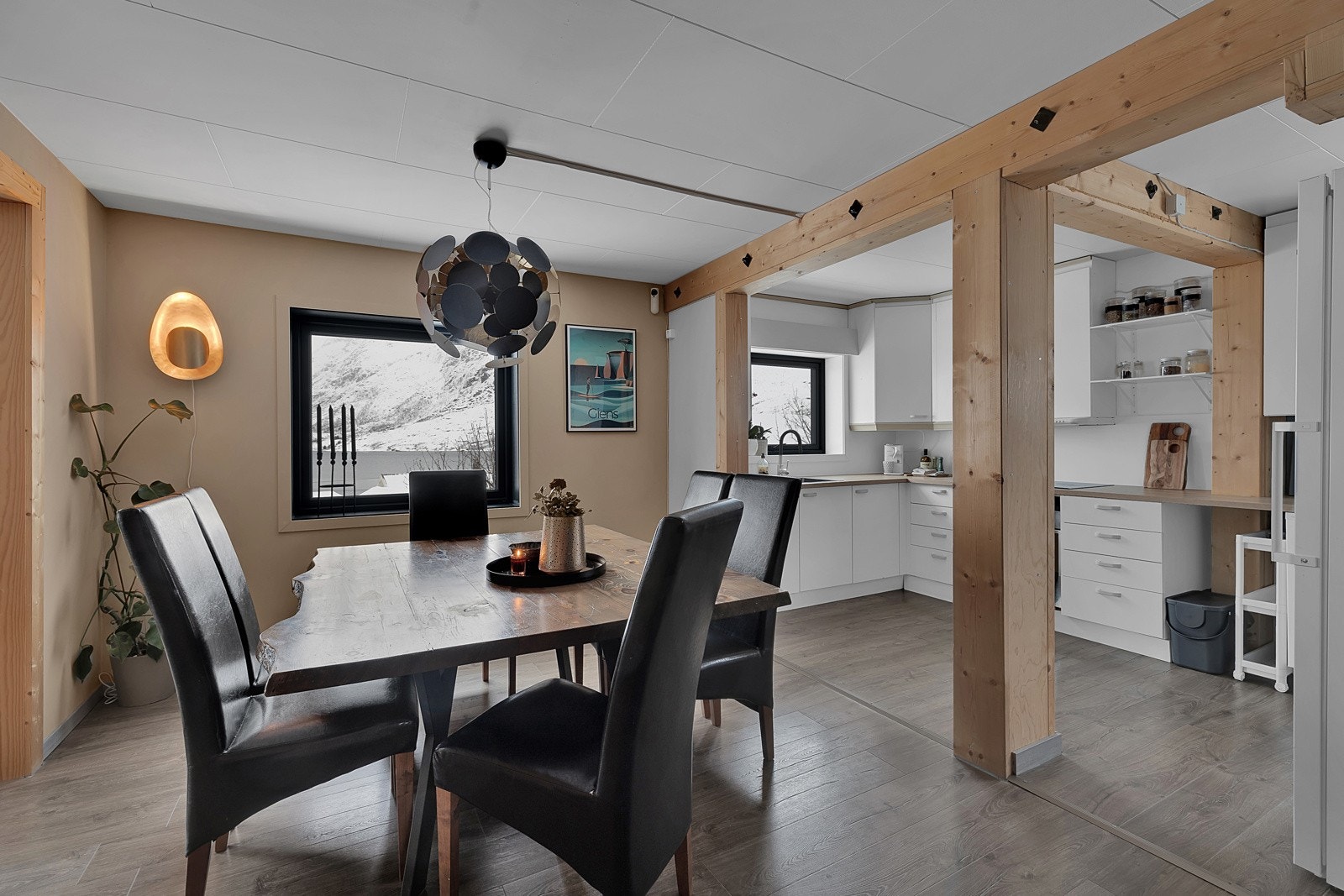 Koselig spisestue til hyggelige måltid med familie og venner. Galleribilde