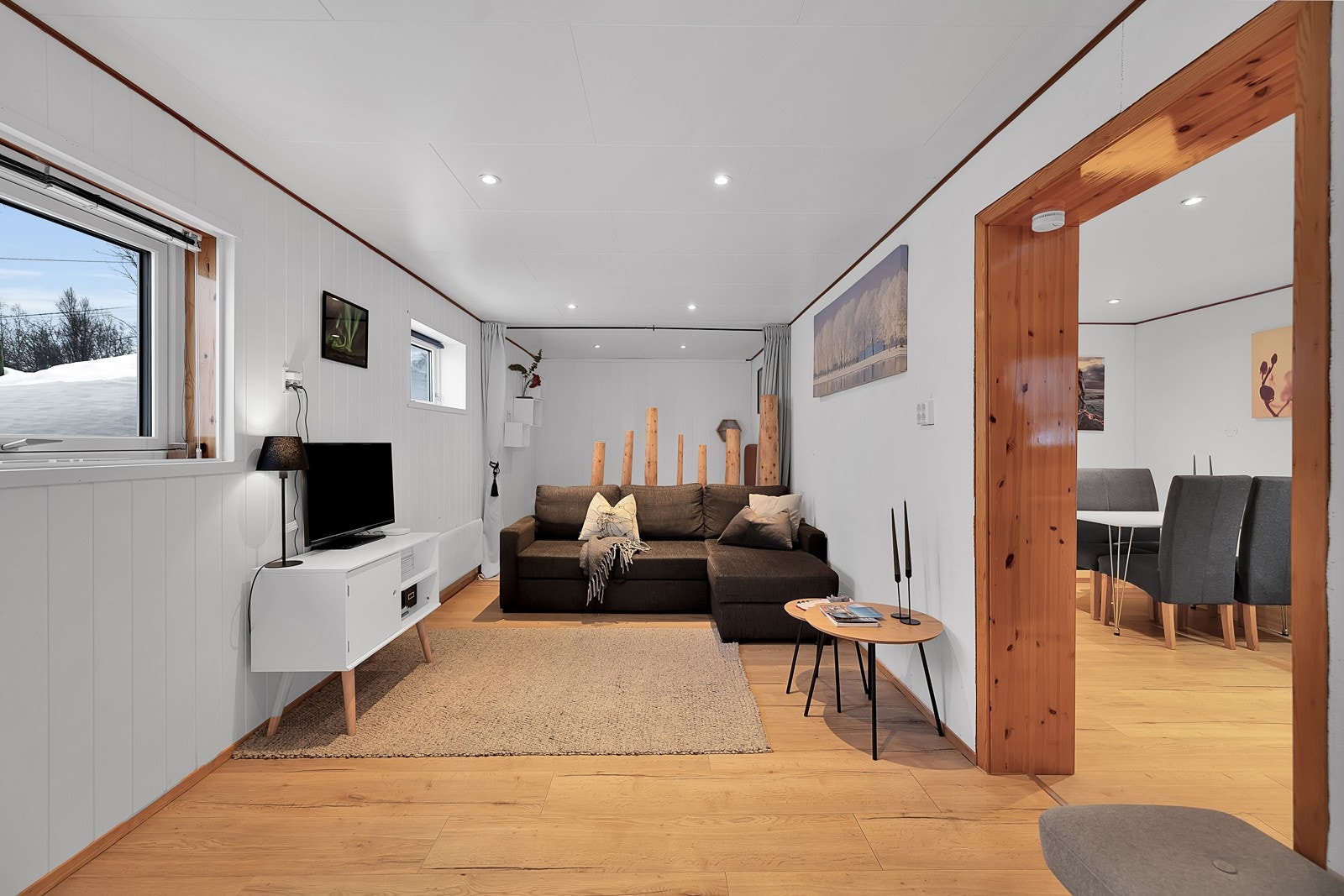 Garasjens underetasje er innredet. Den dette er ikke søkt bruksgodkjent hos Tromsø kommune. Galleribilde