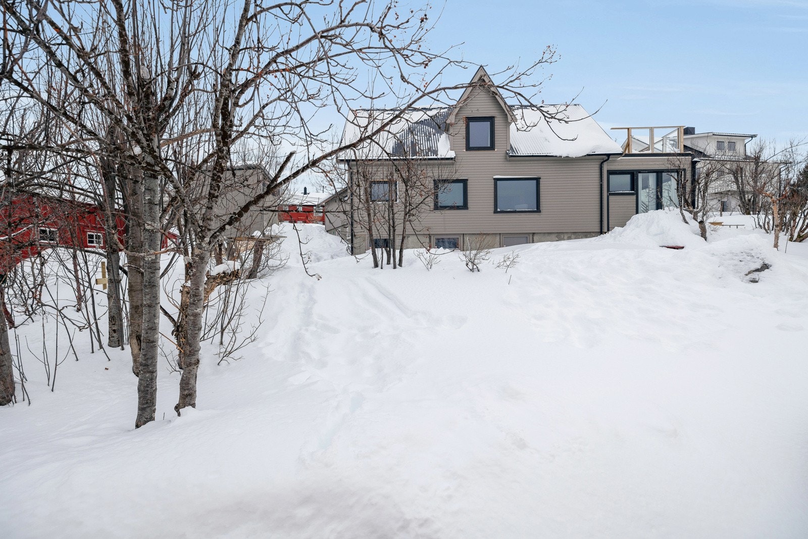 Fasade og tomt vestsiden. Galleribilde