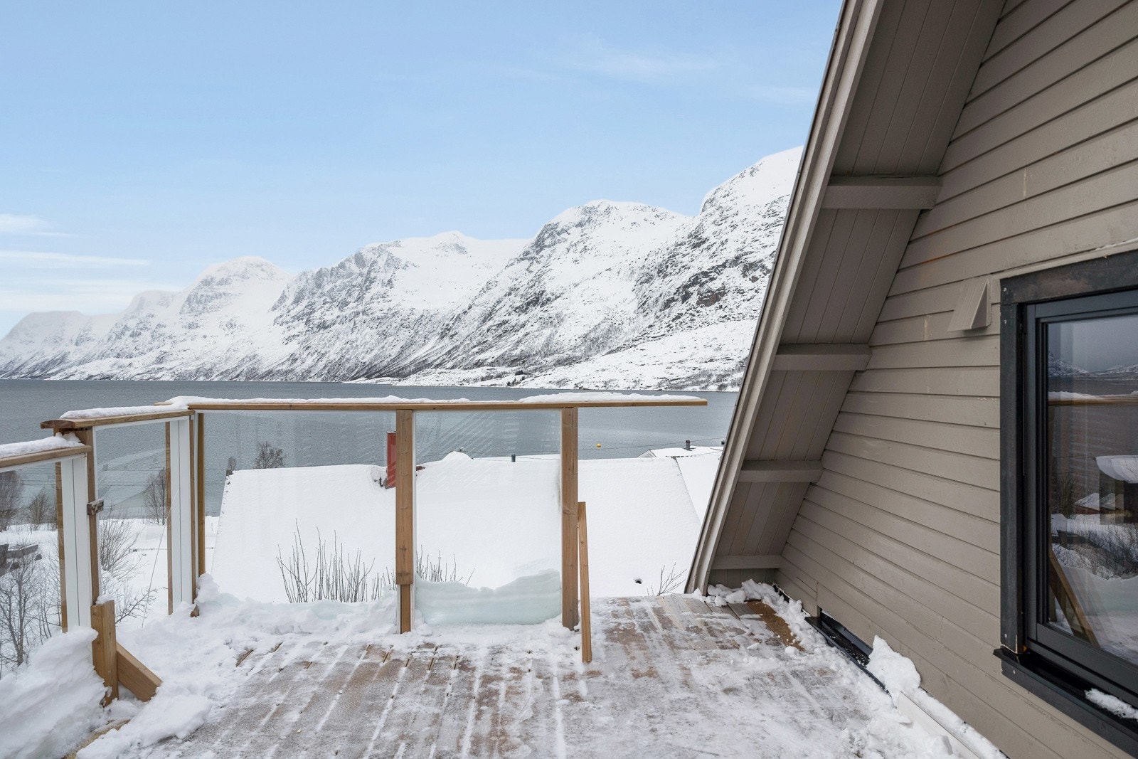 Utgang til balkong fra gang i 2. etasje. Fra denne balkongen er det en magisk utsikt og gode solforhold. Galleribilde