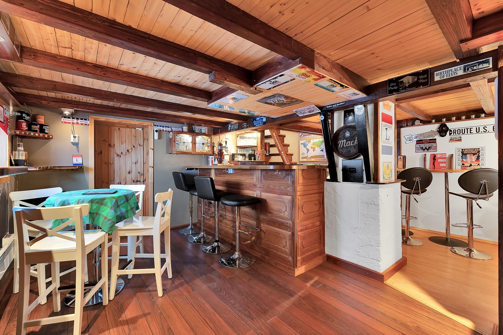 Romslig kjellerstue for voksne. Galleribilde