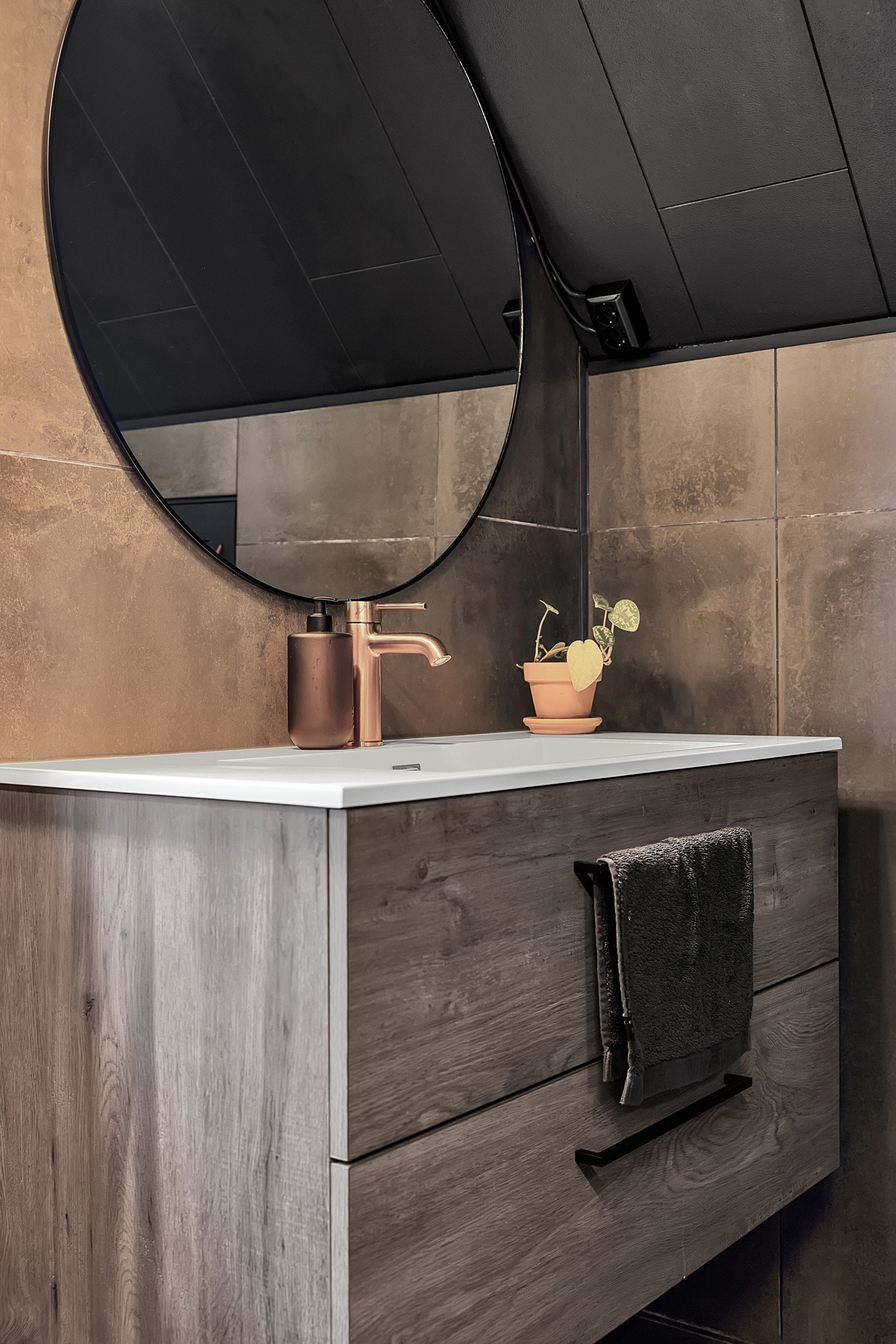 Servant med underskap og speil. Galleribilde