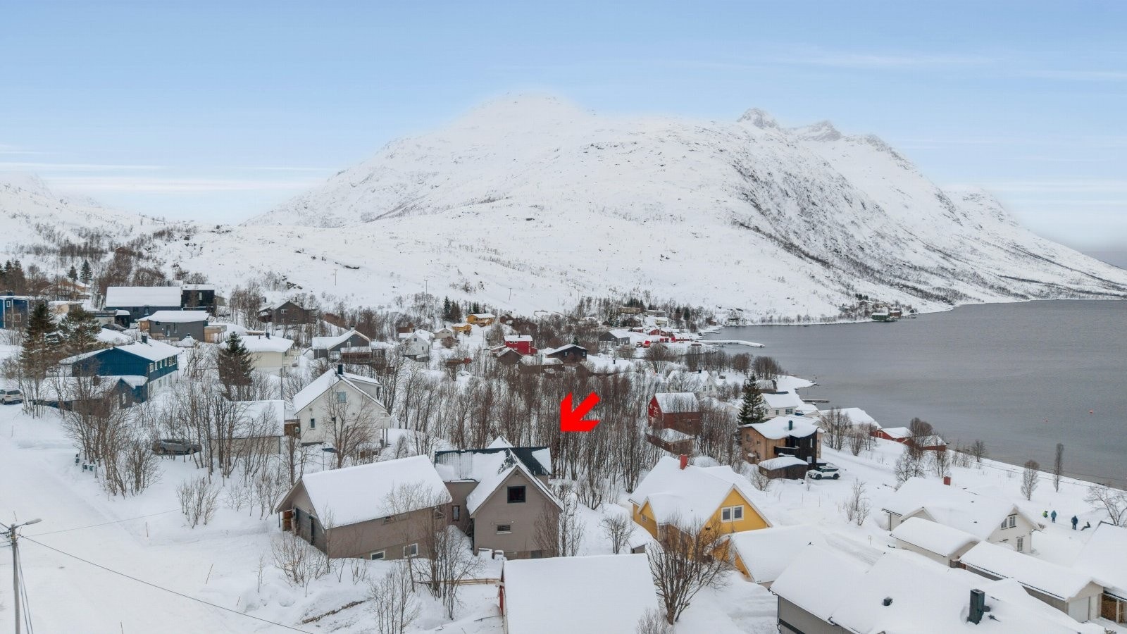 Storhaug + Partnere med megler Stian Mathiassen presenterer denne godbiten i vakre Ersfjordbotn! Galleribilde