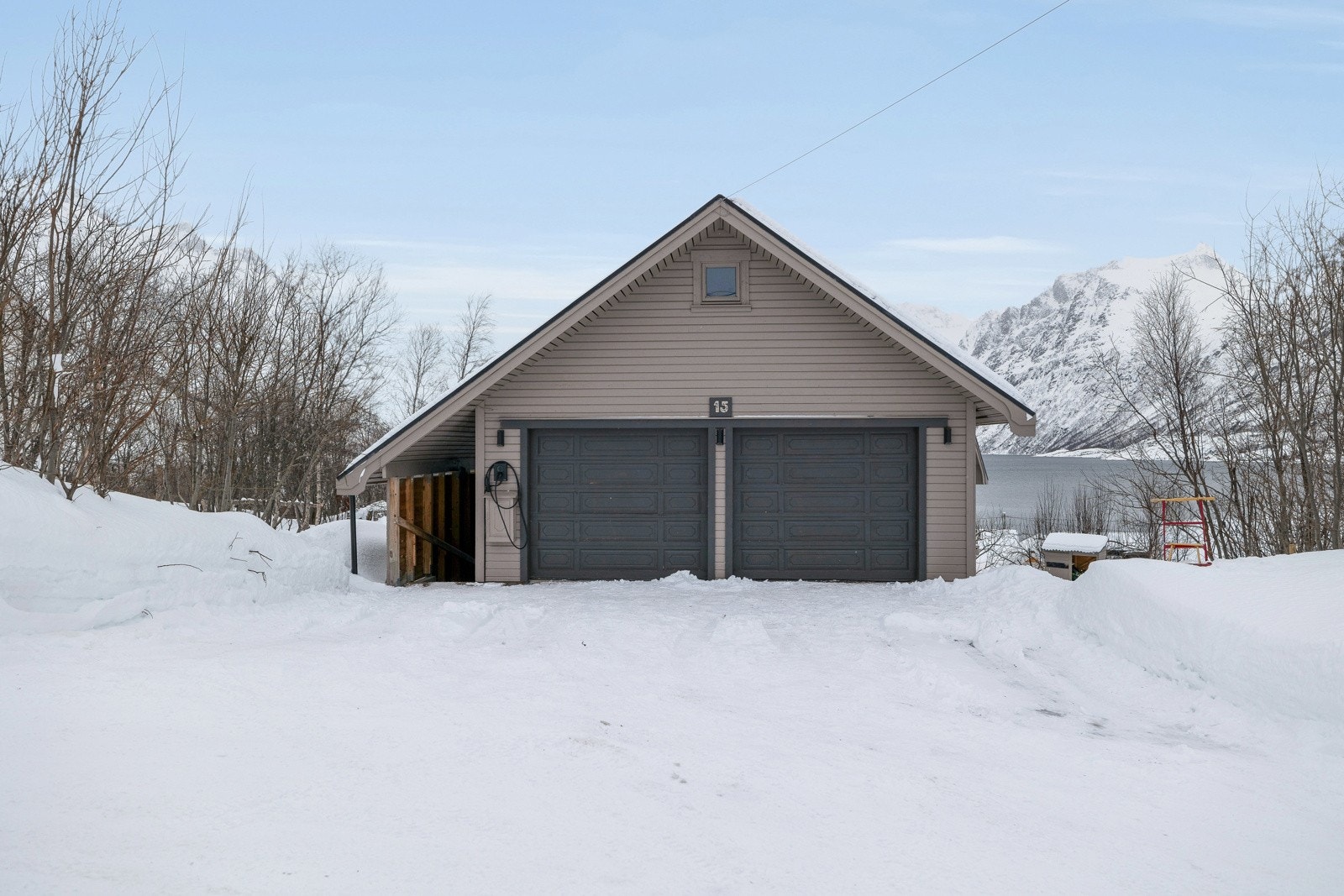 Romslig dobbelgarasje. Galleribilde