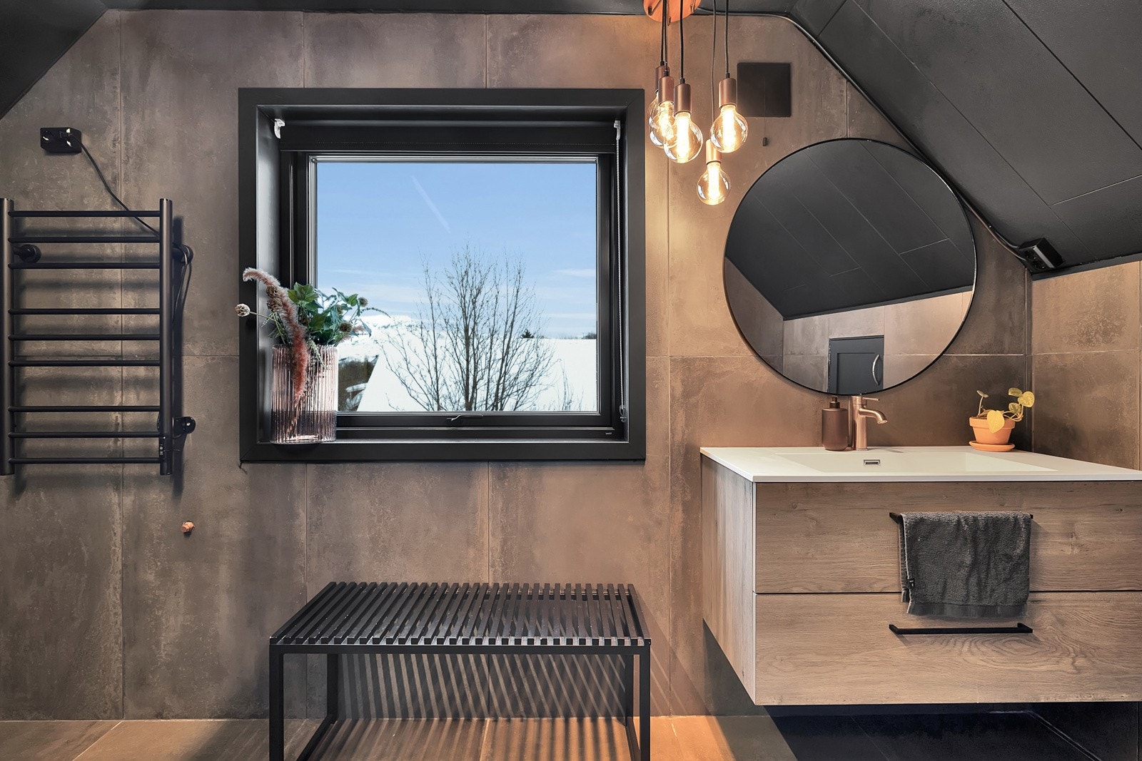 Badet som ligger i plan 2 er flislagt og holder en gjennomgående god standard. Galleribilde