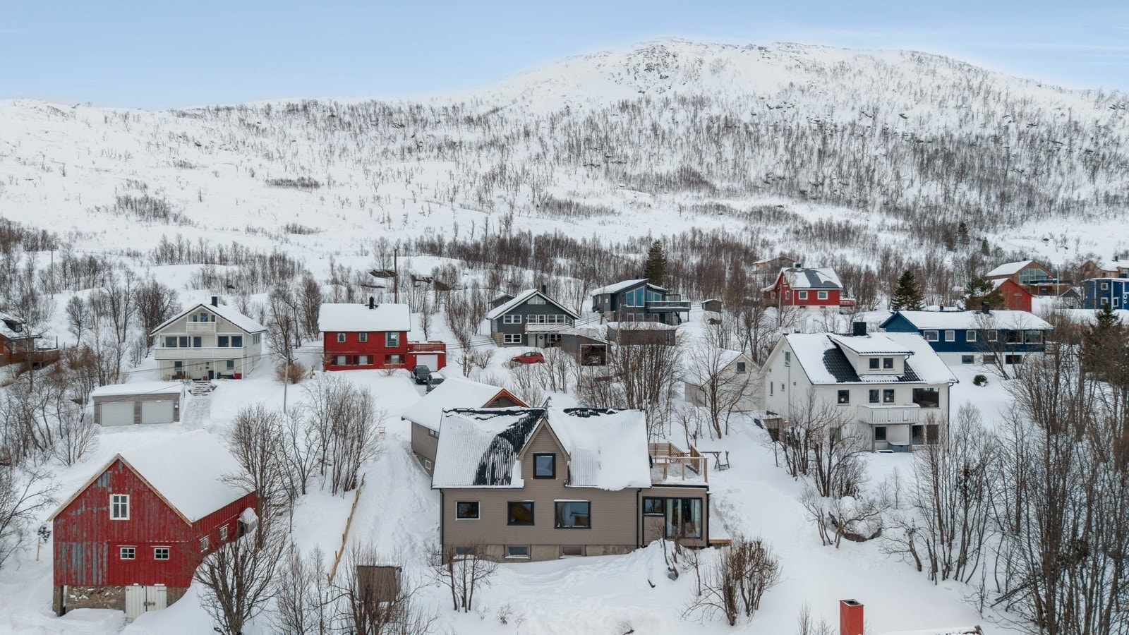 Boligen ligger i ett rolig og baranevnnlig boområde. Galleribilde