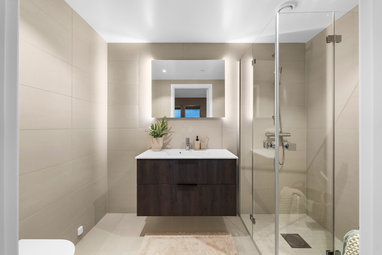 Bad i lekker utførelse. Alle leilighetene har 2 bad. Galleribilde