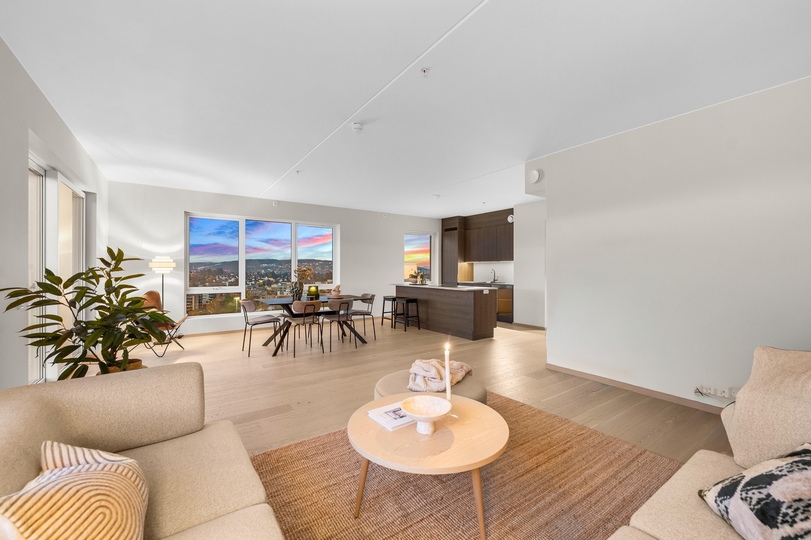 Stor stue og lekkert kjøkken fra HTH. Avvik kan forekomme fra bildene. Galleribilde