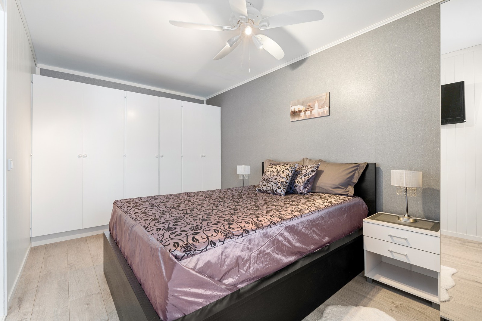 Det er montert stor og praktisk garderobeløsning på soverommet. Galleribilde