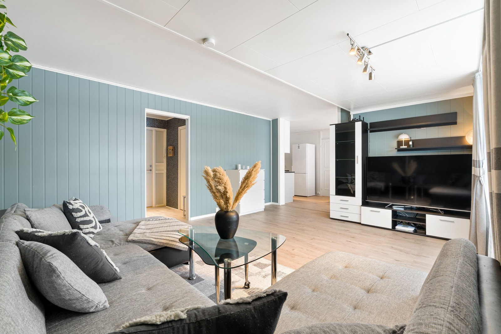 Leiligheten er på hele 61kvm BRA og byr på store oppholdsrom. Galleribilde