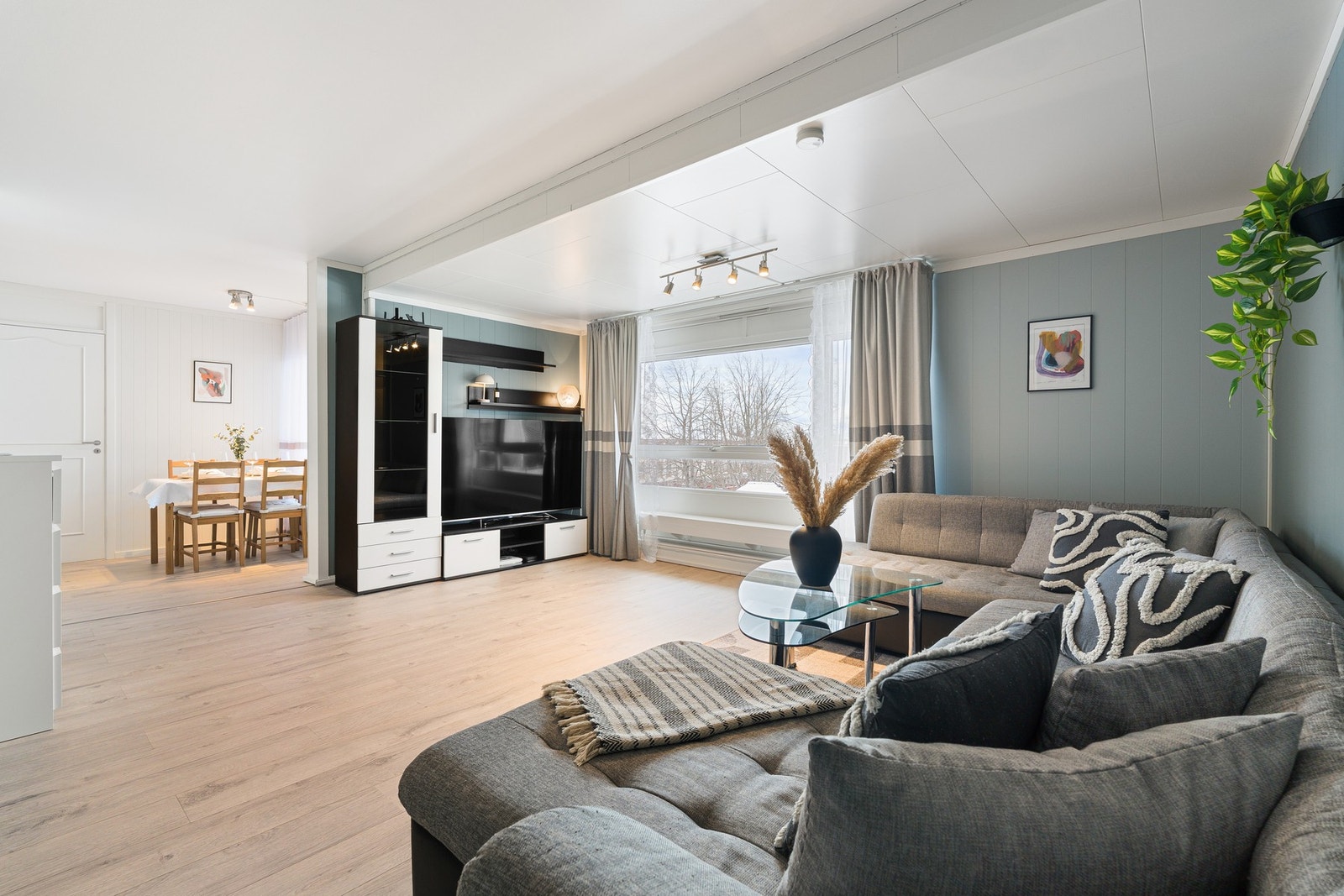 EiendomsMegler1 v/ Marthe Frantzen har gleden av å presentere Gråtrostvegen 58B! Galleribilde