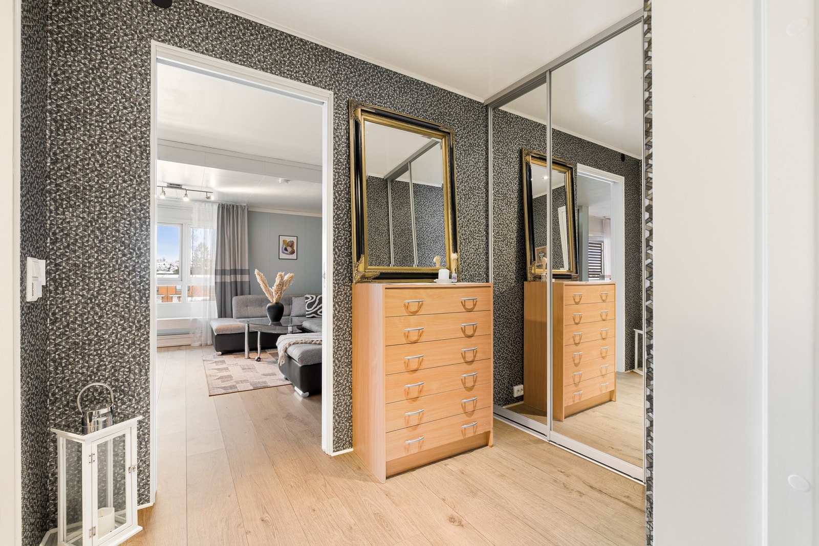 Romslig gang med praktisk skyvedørsgarderobe. Galleribilde