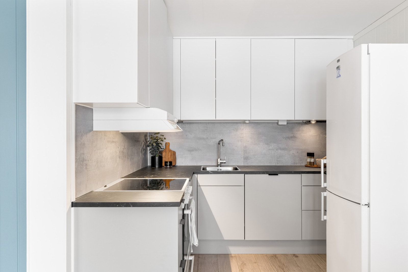 Kjøkkenet har rikelig med skap- og benkeplass. Galleribilde