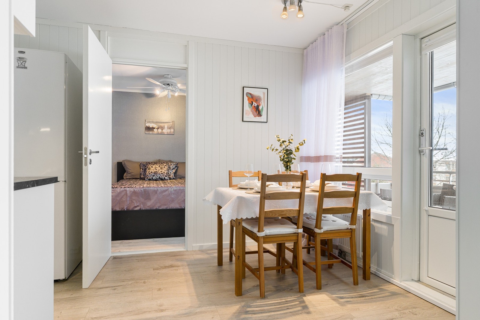 Spiseplassen finner sin naturlige plass i forbindelse med kjøkkenet. Galleribilde