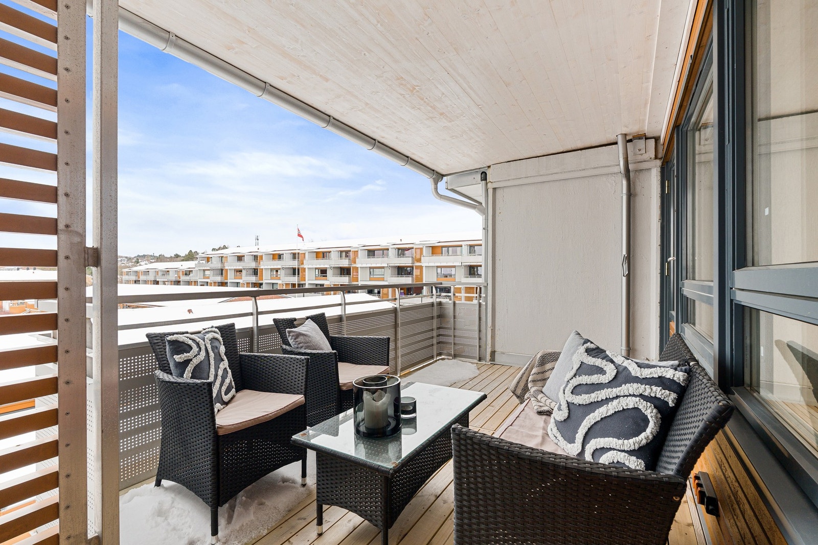 Her har man rikelig med plass til ønsket utemøblement. Galleribilde