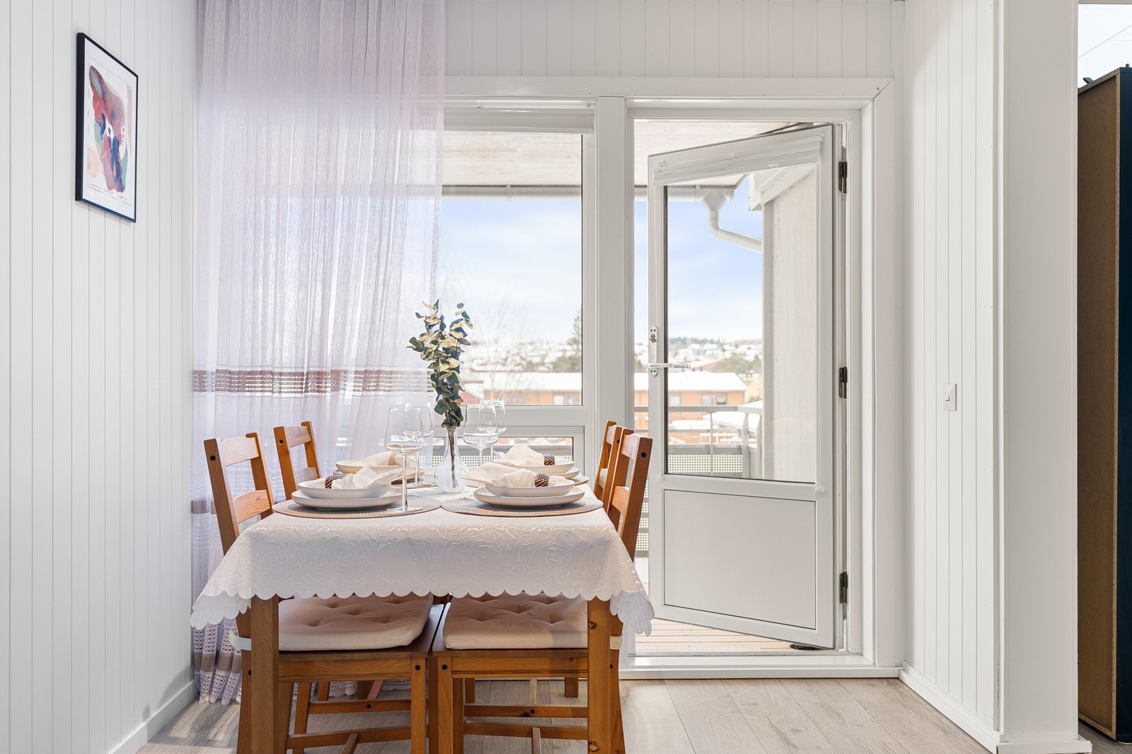 Fra spiseplassen har men utgang til vestvendt balkong. Galleribilde