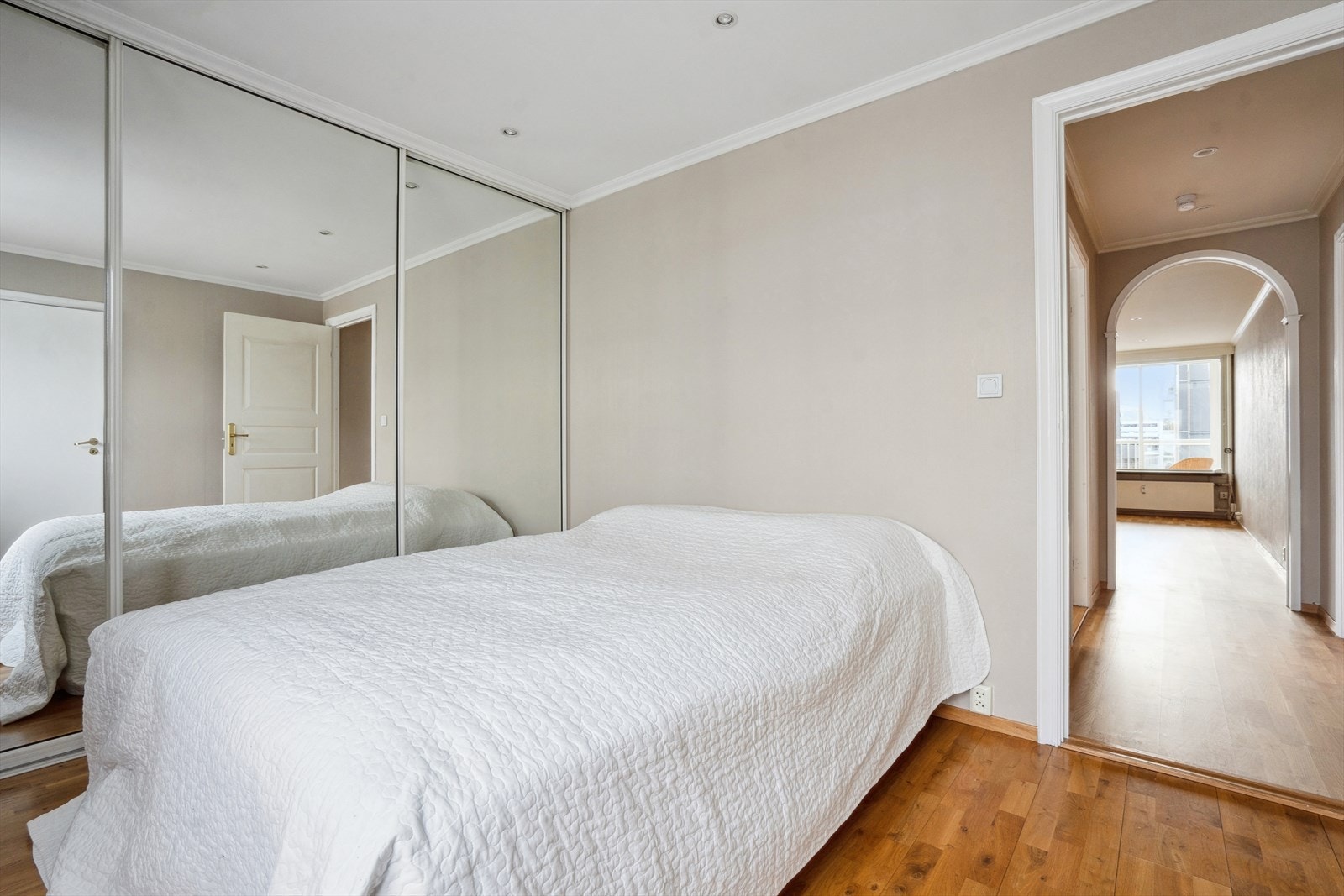 Rommet har parkett på gulv og nedsenket himling med downlights, i likhet med stuen. Galleribilde