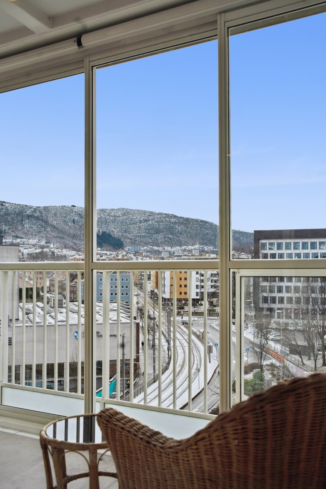 Kollektivtilbudet er svært godt, med både buss og bybane i umiddelbar nærhet. Galleribilde