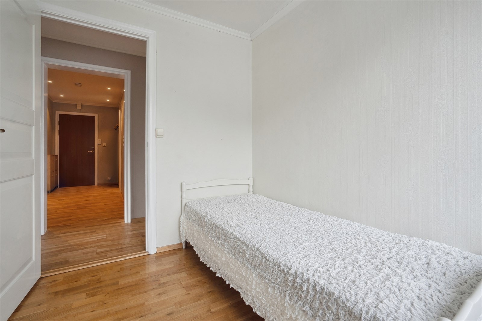 Også her er det parkett på gulvet og vindu med isolerglass fra 1989. Galleribilde