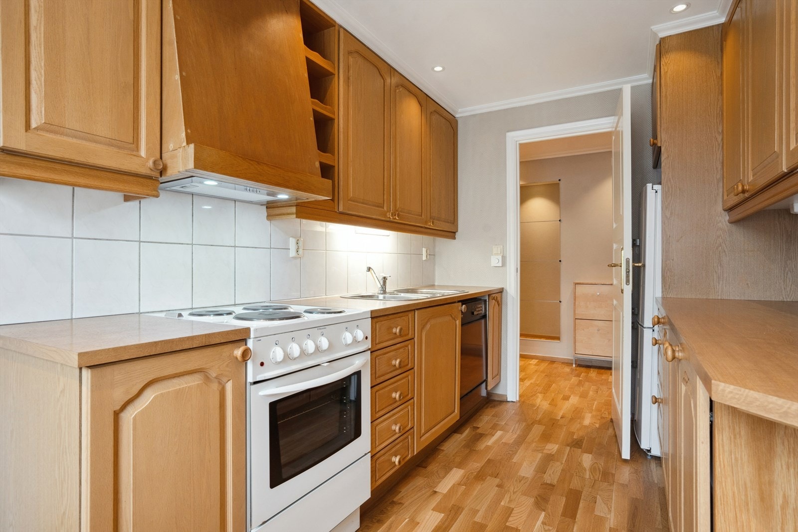 Separat kjøkken med profilerte fronter og rikelig med skap- og benkeplass. Galleribilde