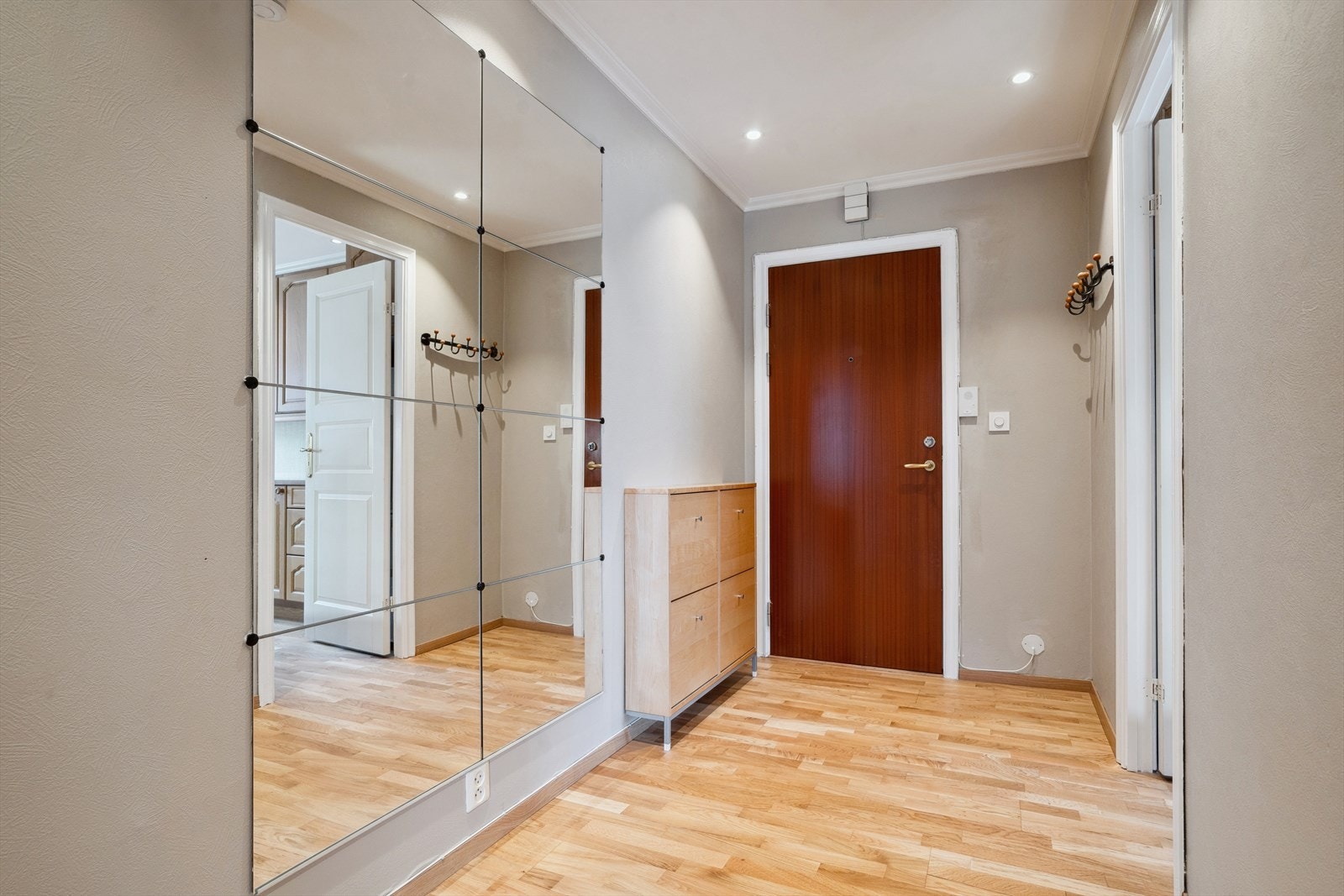 Ytterdøren er en brann- og lyddør (B30/35dB) som gir god støyreduksjon. Dørtelefon. Galleribilde