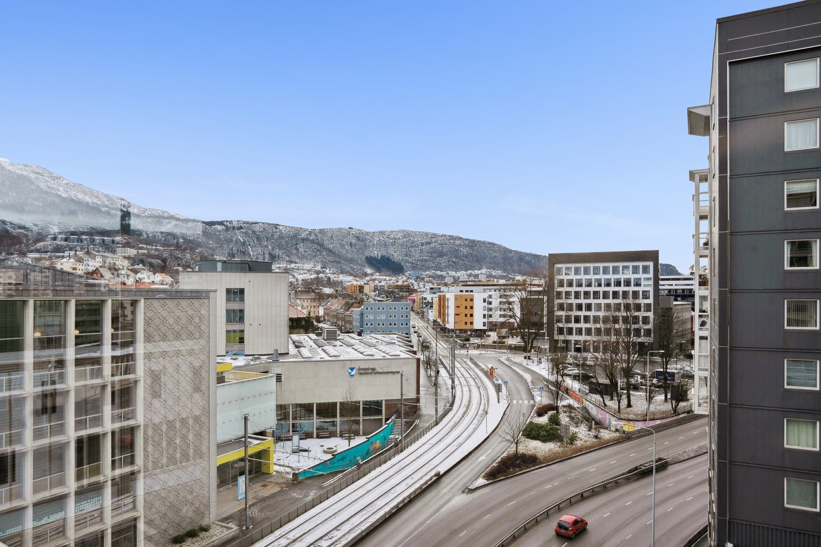 Fra leiligheten i 8. etasje er det god utsikt over nærområdet. Galleribilde