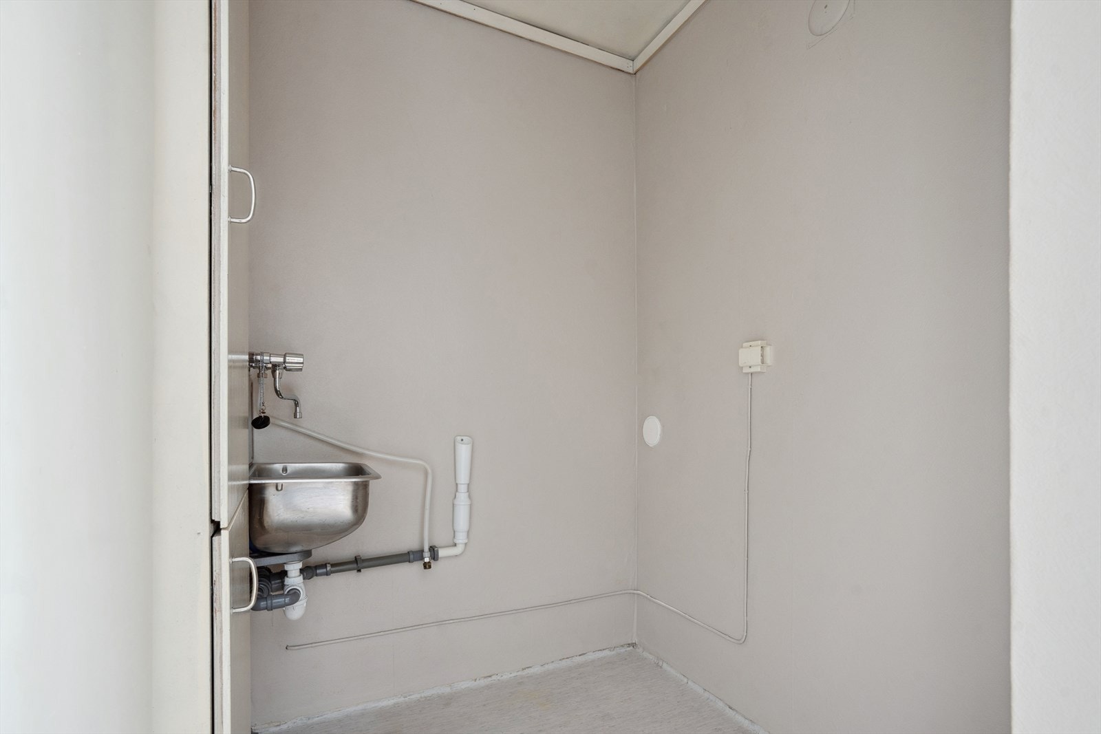 Praktisk innvendig bod på nesten 3 m², innredet som vaskerom med skyllekum. (Ikke godkjent vaskerom.) Galleribilde