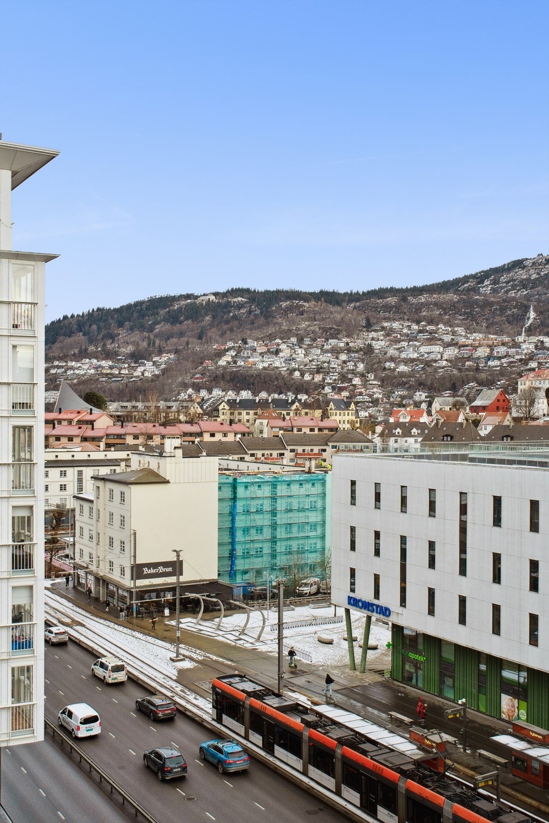 Bybanestoppet Danmarks plass ligger kun et par minutters gange unna, med hyppige avganger. Galleribilde
