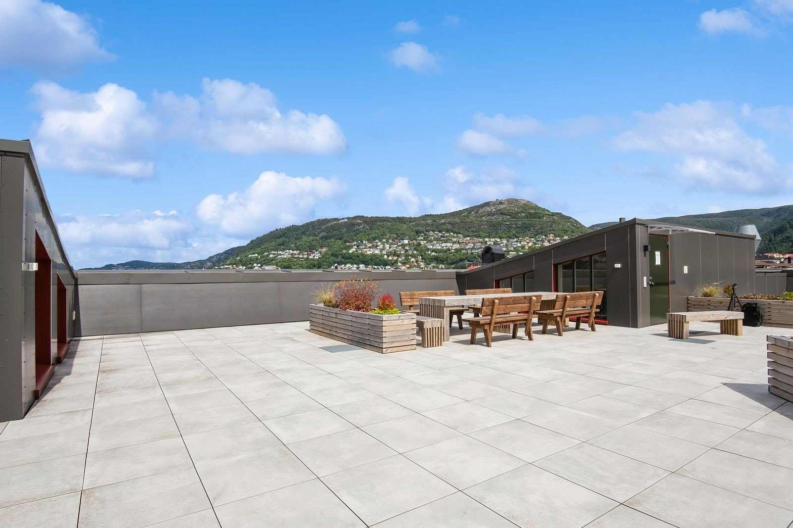 Takterrassen er møblert med sittegrupper og har flott utsikt over omgivelsene. Galleribilde