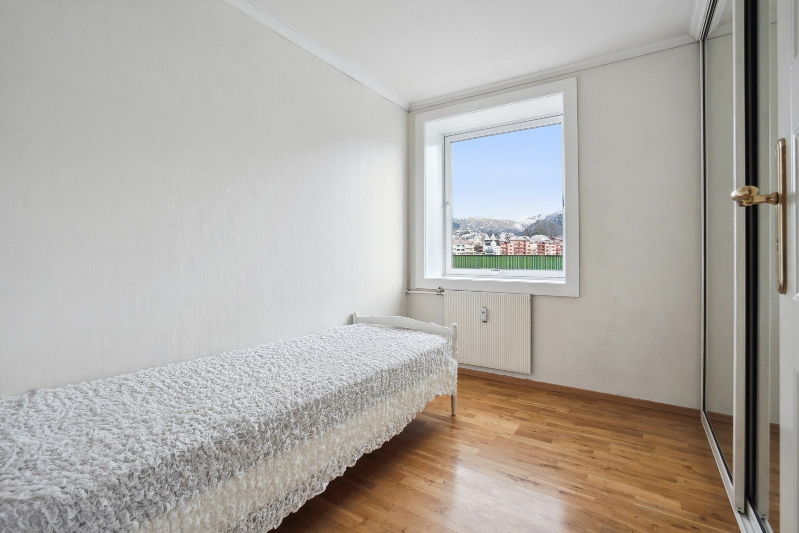 Leilighetens andre soverom er på nesten 8 m² og passer godt som barnerom eller kontor. Også dette soverom har stor skyvedørsgarderobe. Galleribilde