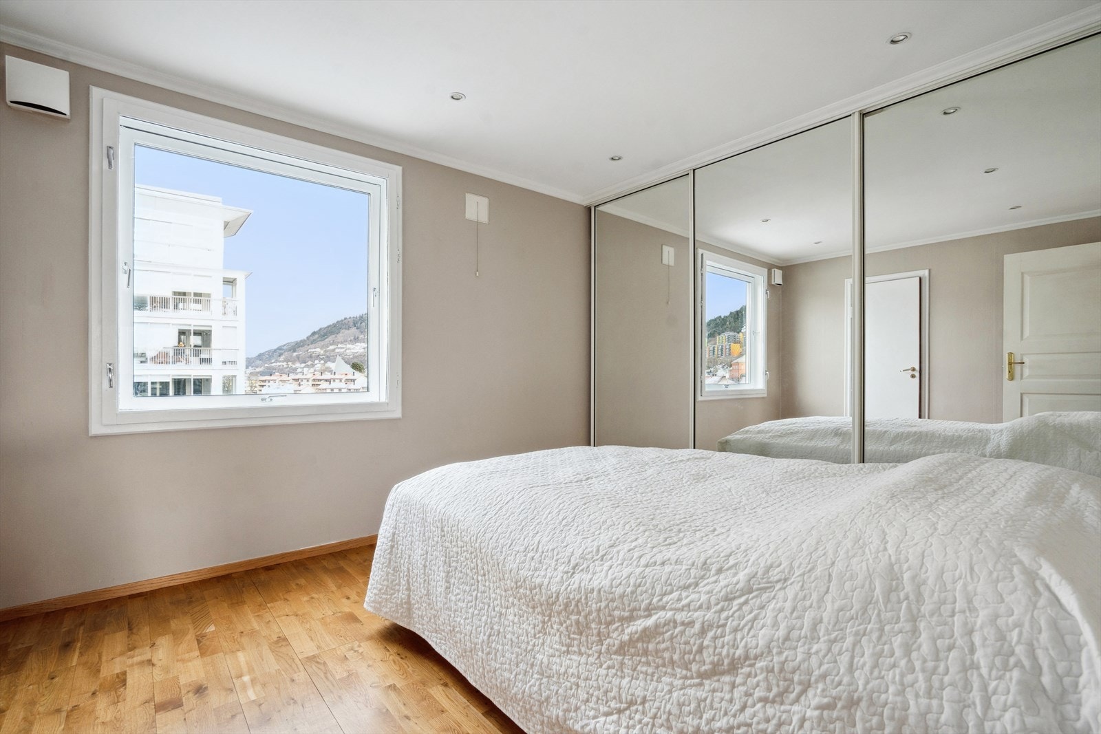 Hovedsoverommet på over 11 m² har god plass og en stor skyvedørsgarderobe med speilfronter. Galleribilde