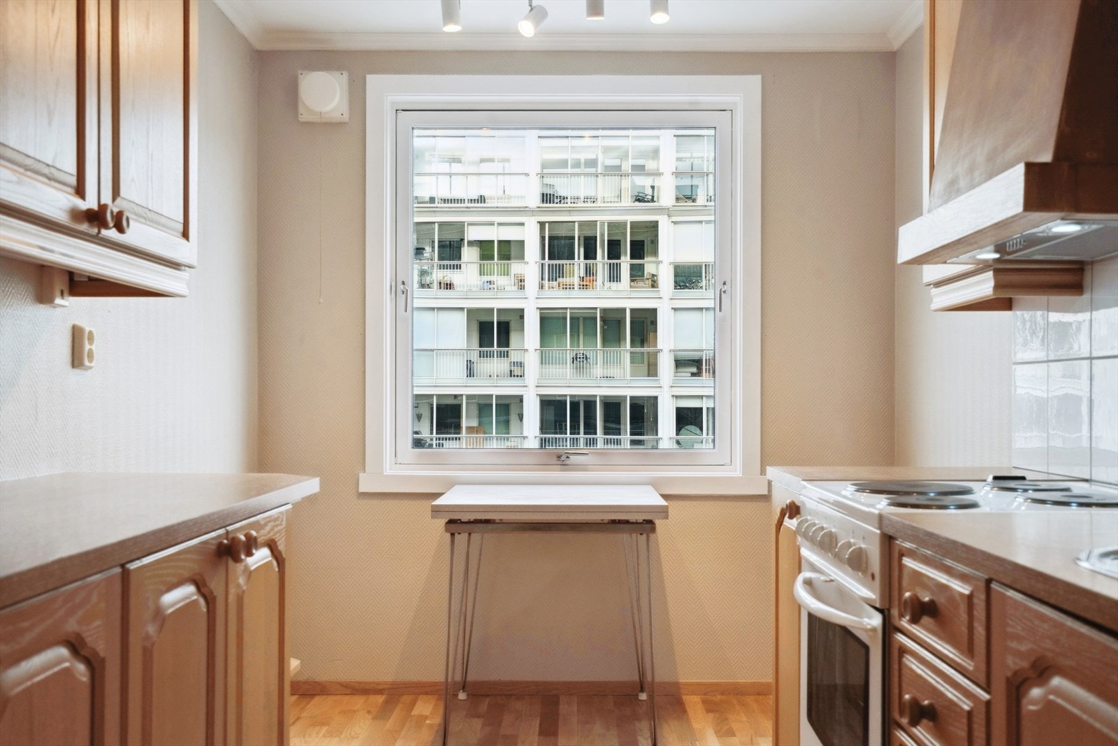 Kjøkkenet er utstyrt med stekeovn, oppvaskmaskin og kombiskap. Plass til spisebord ved vindu. Galleribilde