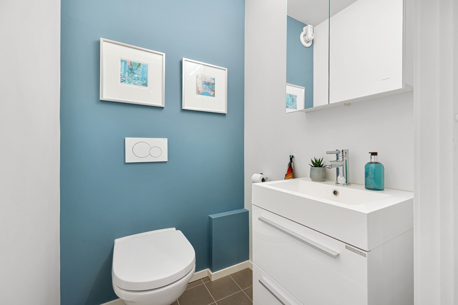 Praktisk gjestetoalett som ble oppusset i 2015. Galleribilde