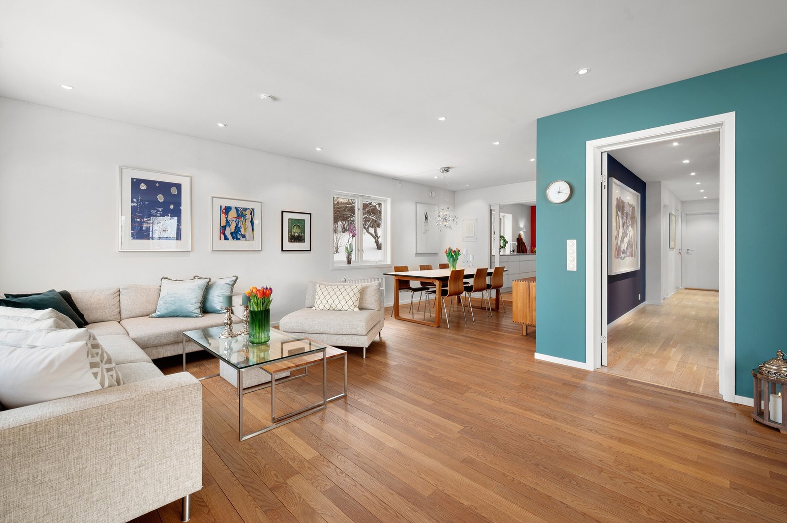 Stuen har heltre eikegulv og fine downlights i tak Galleribilde