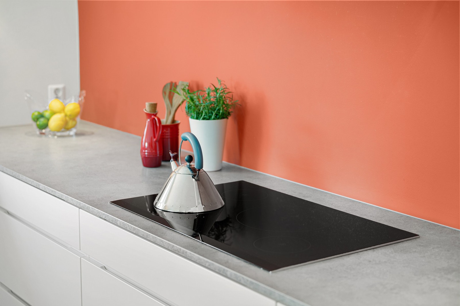 Kjøkkenet har integrert platetopp, stekeovn, kjøleskap og oppvaskmaskin. Galleribilde