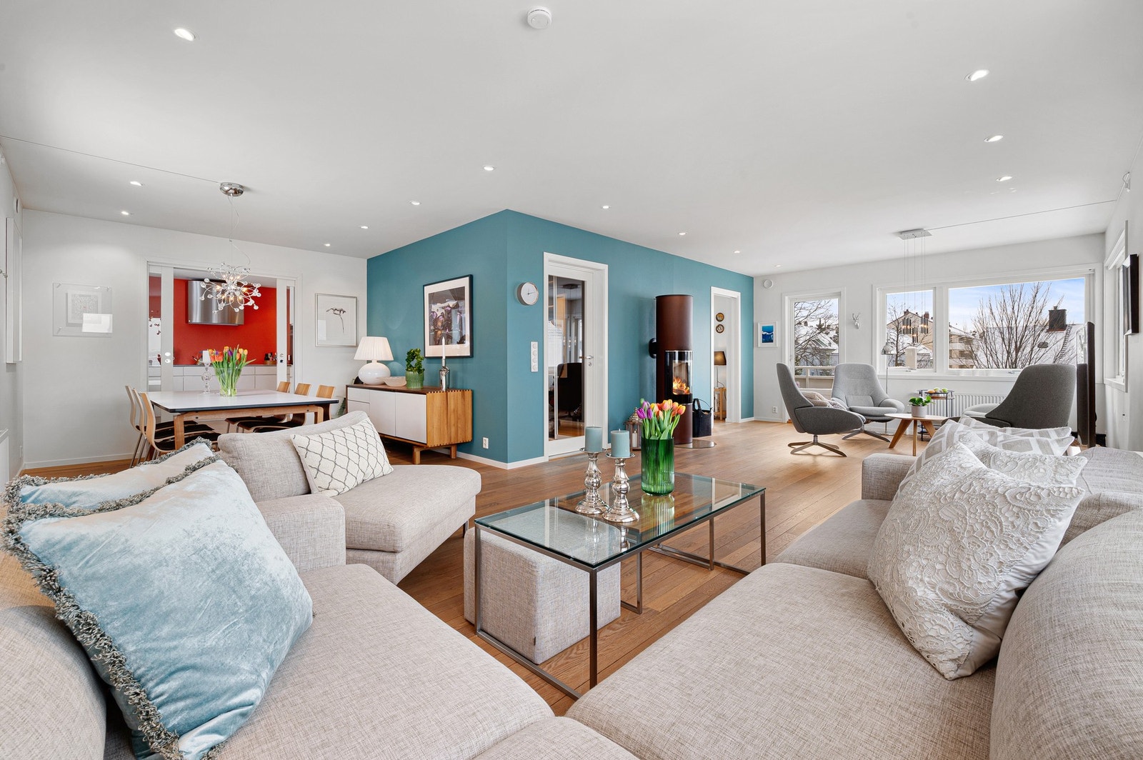 Leiligheten har vedfyring, hvor pipa ble rehabilitert i 2018. Galleribilde