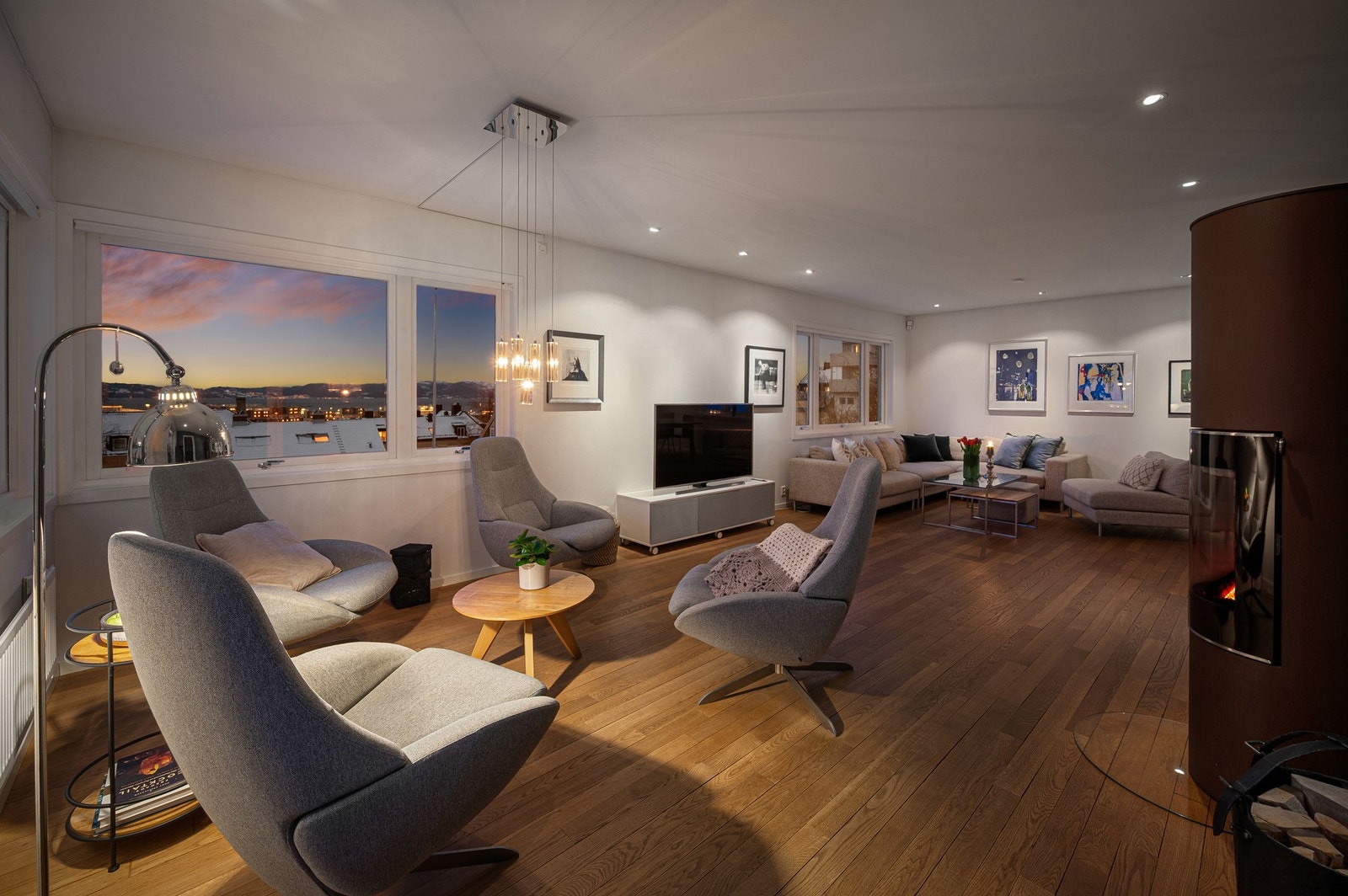 Delikat leilighet med store oppholdsrom som er lett å innrede. Galleribilde